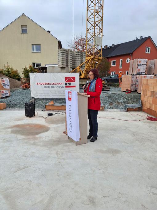 Bozena Schiepert bei der Grundsteinlegung des Hauses Monika in Bayreuth