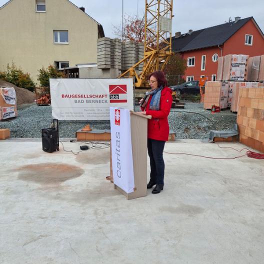 Bozena Schiepert bei der Grundsteinlegung des Hauses Monika in Bayreuth