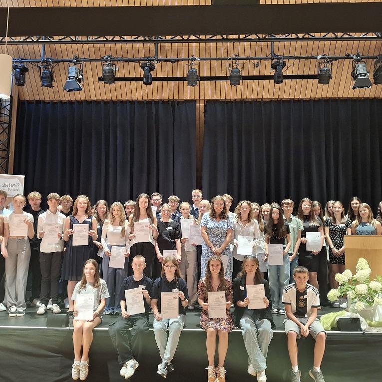 Gut 60 der insgesamt 180 Absolventen wollten auf den feierlichen Rahmen zurecht nicht nicht verzichten und erhielten im Kulturboden zu Hallstadt zum erfolgreichen Abschluss ihr FSSJ-Zeugnis.